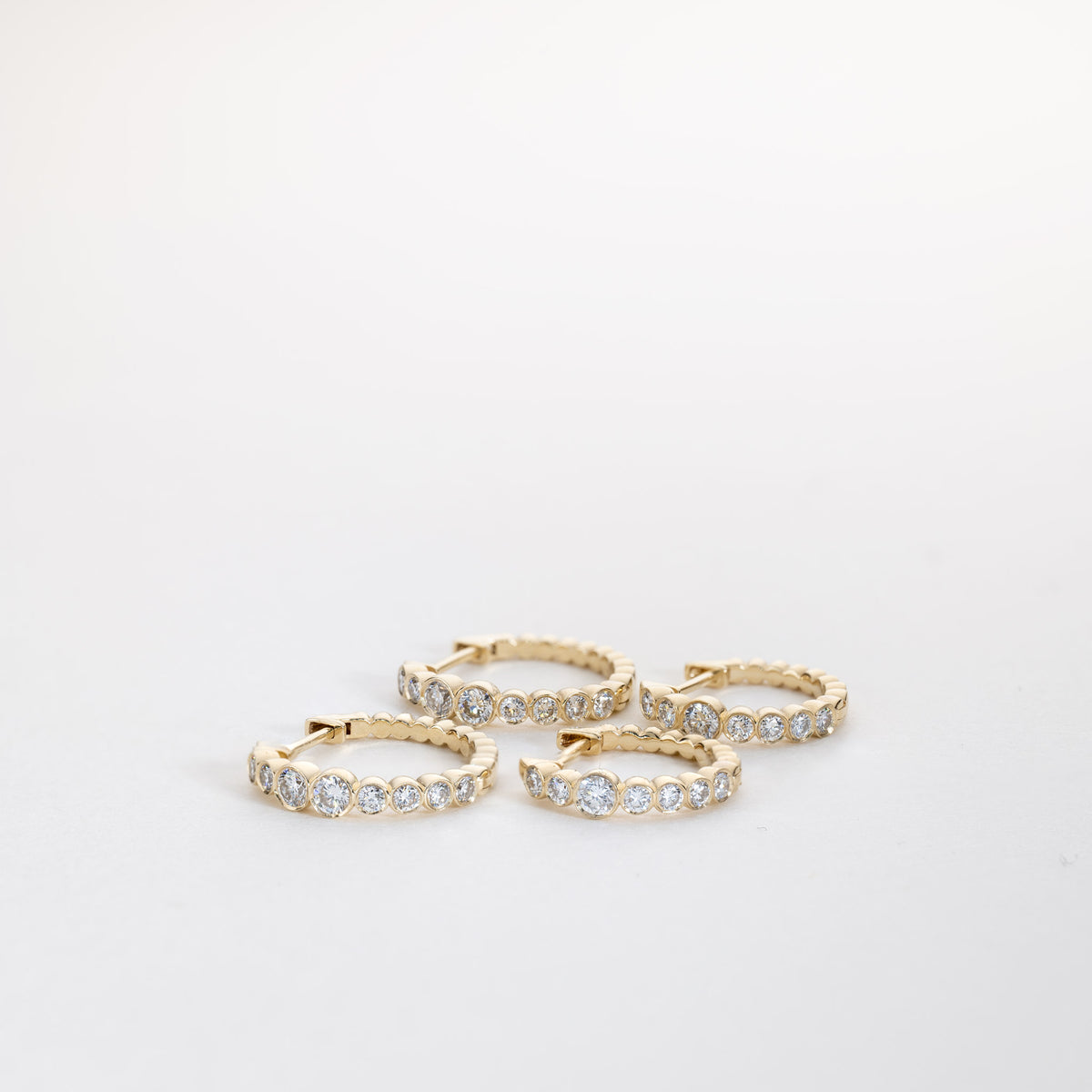 Isaline – Huggie Hoops med bezel og 0,45 ctw laboratoriedyrket diamant i 14 karat guld