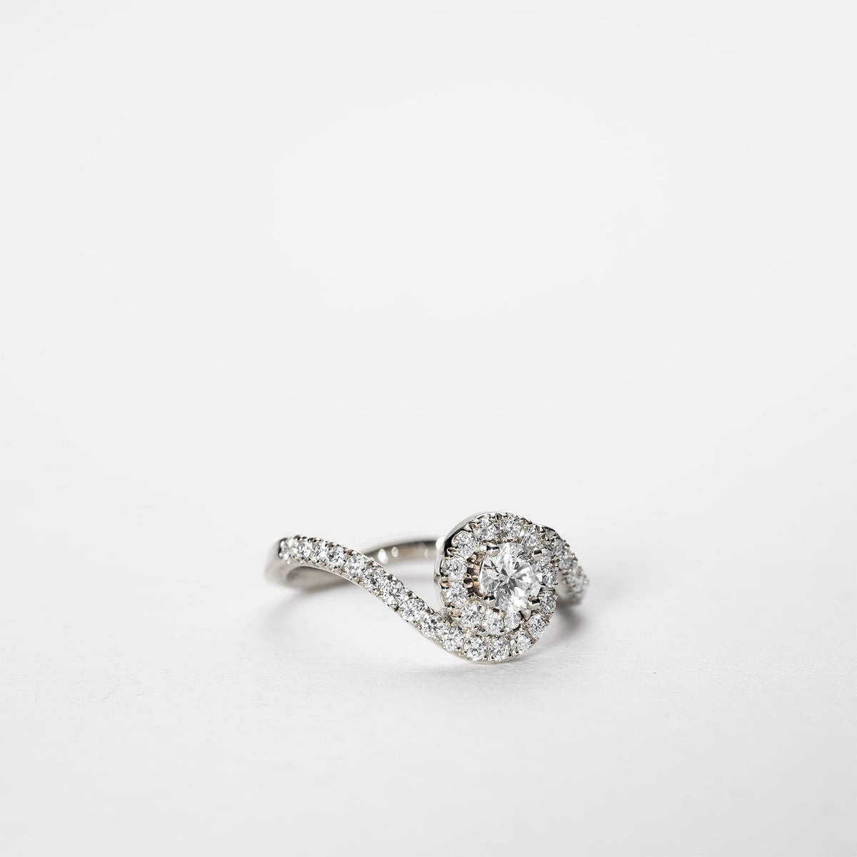 Clara – 0,75 ct Lab-Grown Diamant Solitaire Ring med bølget roset og pavé-besat bånd i 14 karat guld
