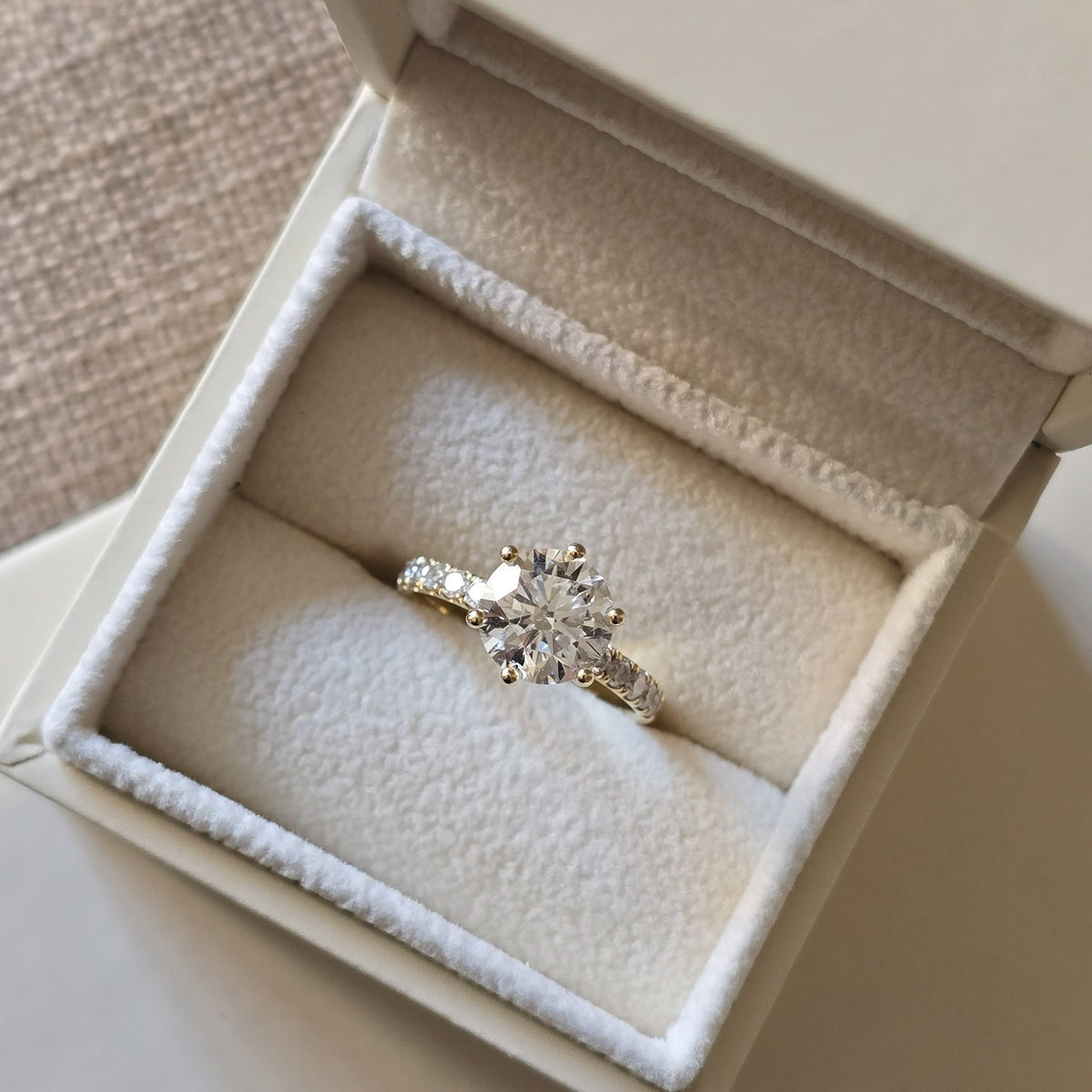 Clara – 2,35 ct Lab-Grown Diamant Sekskantet Solitaire Ring Pavé Band 14 karat Guld